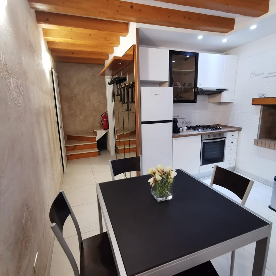 Kitchen or kitchenette, Seating area, Dining area, oven, stove