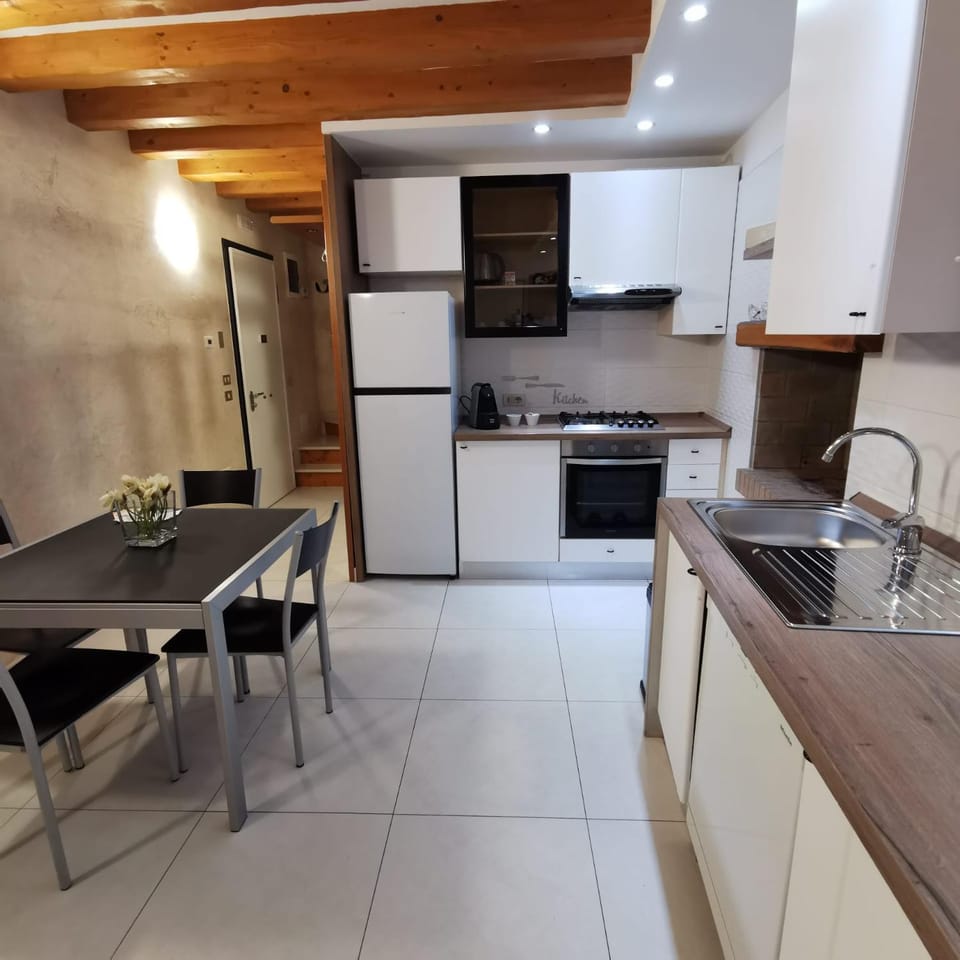Kitchen or kitchenette, Dining area, oven, stove