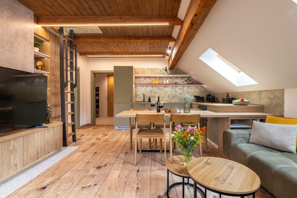 TV and multimedia, Kitchen or kitchenette, Living room, Seating area, Dining area