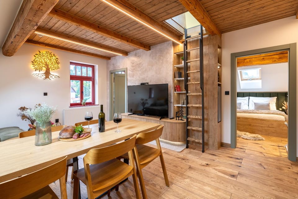 Bed, TV and multimedia, Living room, Seating area, Dining area, Evening entertainment, Bedroom