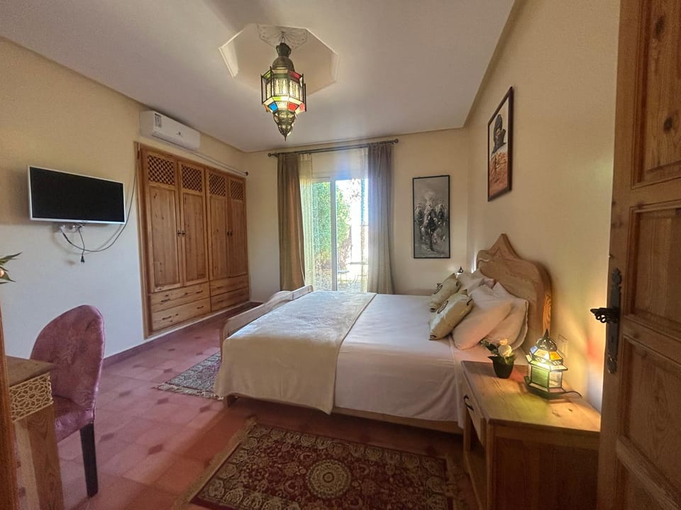 TV and multimedia, Photo of the whole room, Bedroom, wardrobe, air conditioner