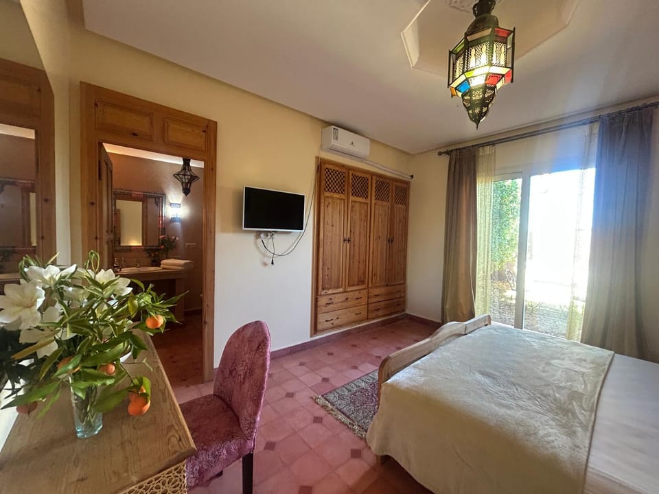 Bed, TV and multimedia, Photo of the whole room, Bedroom, wardrobe, air conditioner