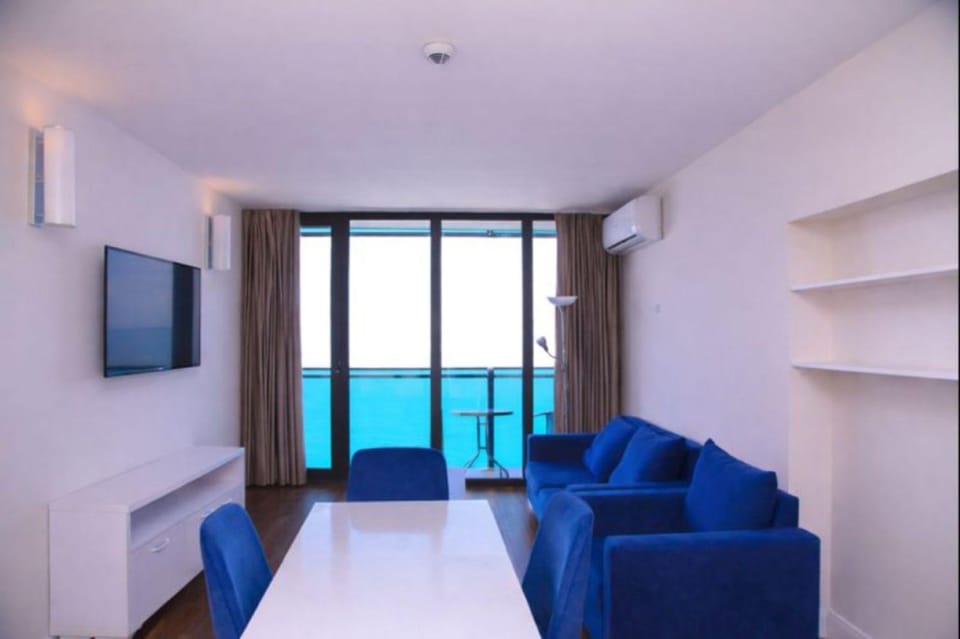 Communal lounge/ TV room, TV and multimedia, Living room, Seating area, Evening entertainment, Sea view