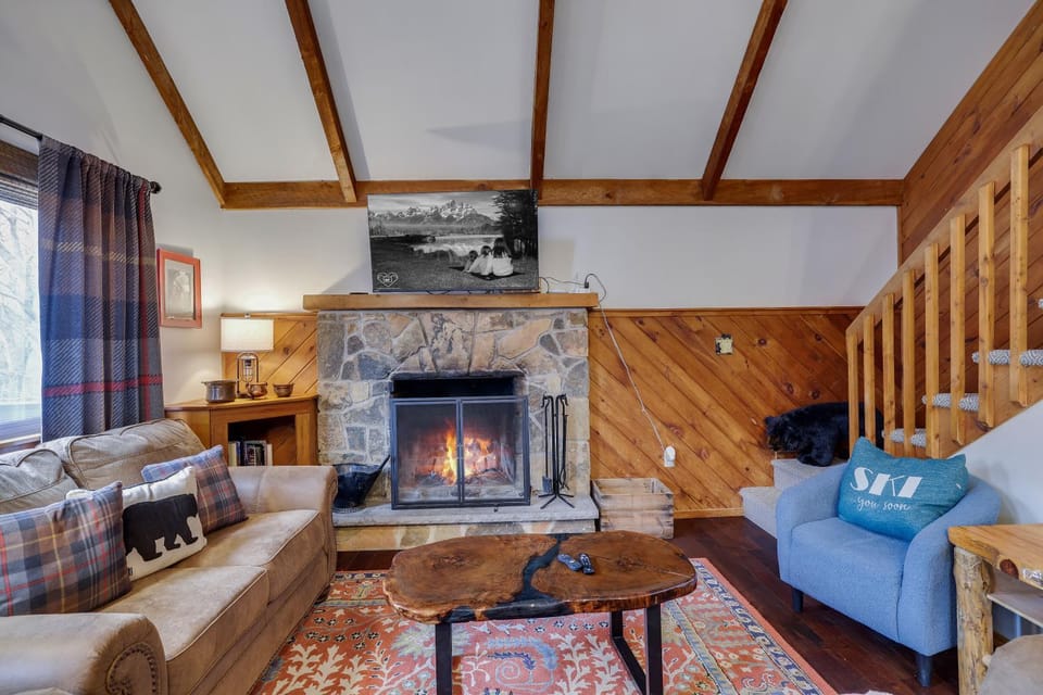 Moose Tracks Cabin Hot Tub 5 Min to Slopes Cabin in Kidder Township