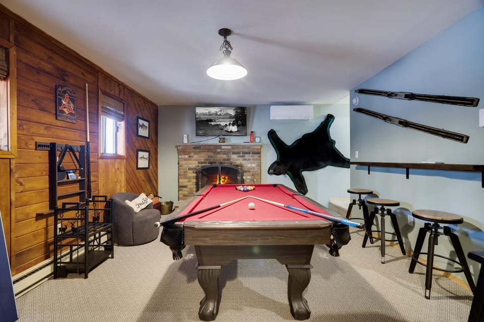 Moose Tracks Cabin Hot Tub 5 Min to Slopes Cabin in Kidder Township