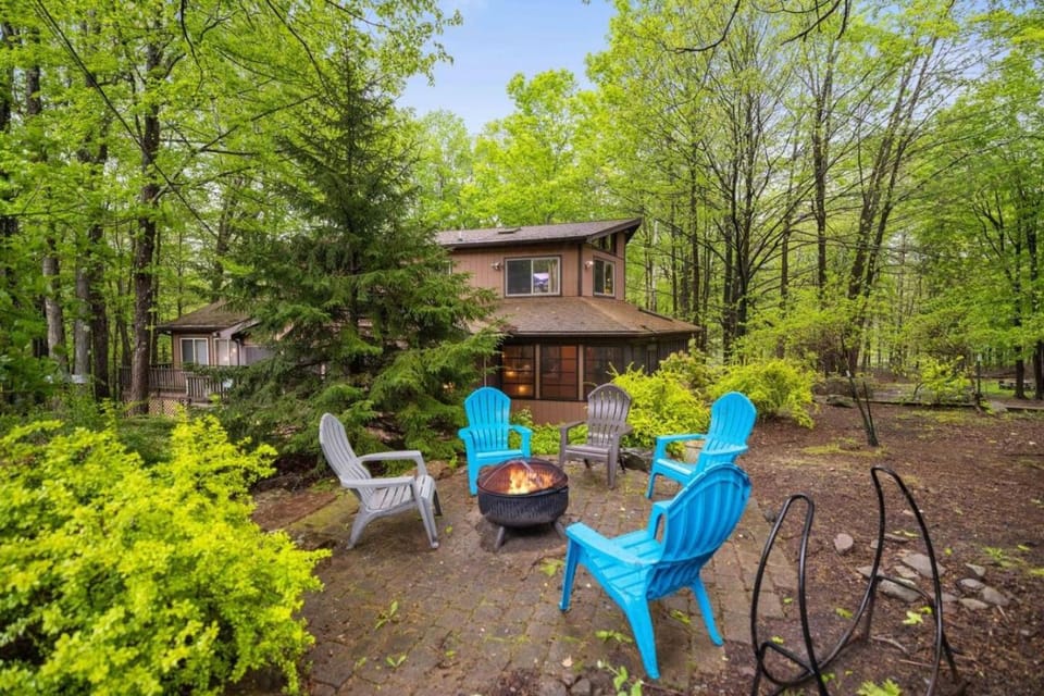 Arrowhead Lodge Walk to Lake & Private Dock House in Coolbaugh Township