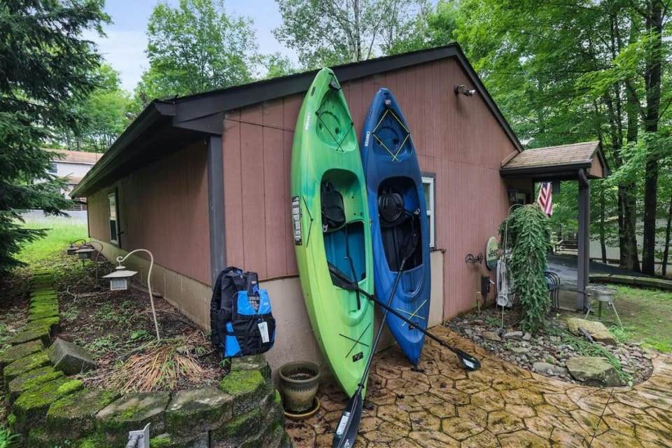 Arrowhead Lodge Walk to Lake & Private Dock House in Coolbaugh Township