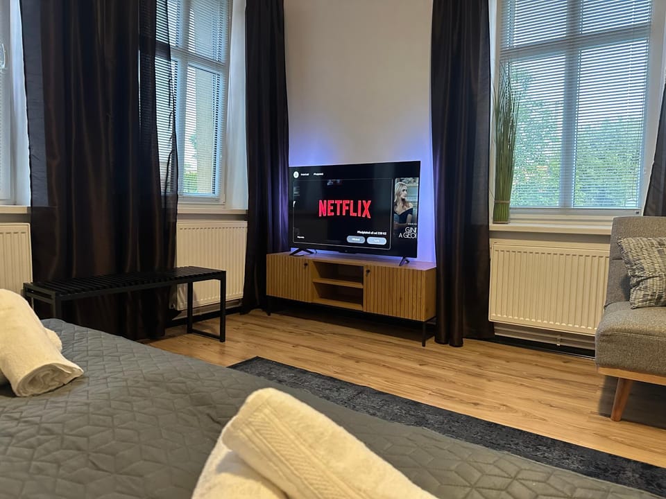 Communal lounge/ TV room, Bed, TV and multimedia, Photo of the whole room