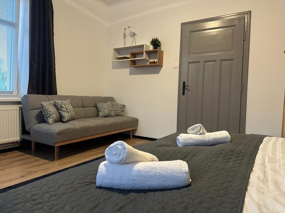 Bed, Seating area, towels