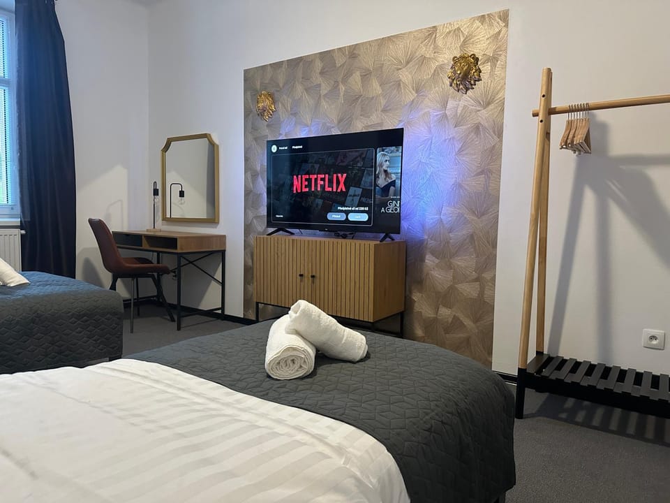 TV and multimedia, Photo of the whole room, Bedroom, towels