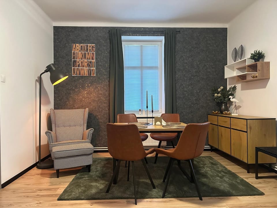 Seating area, Dining area