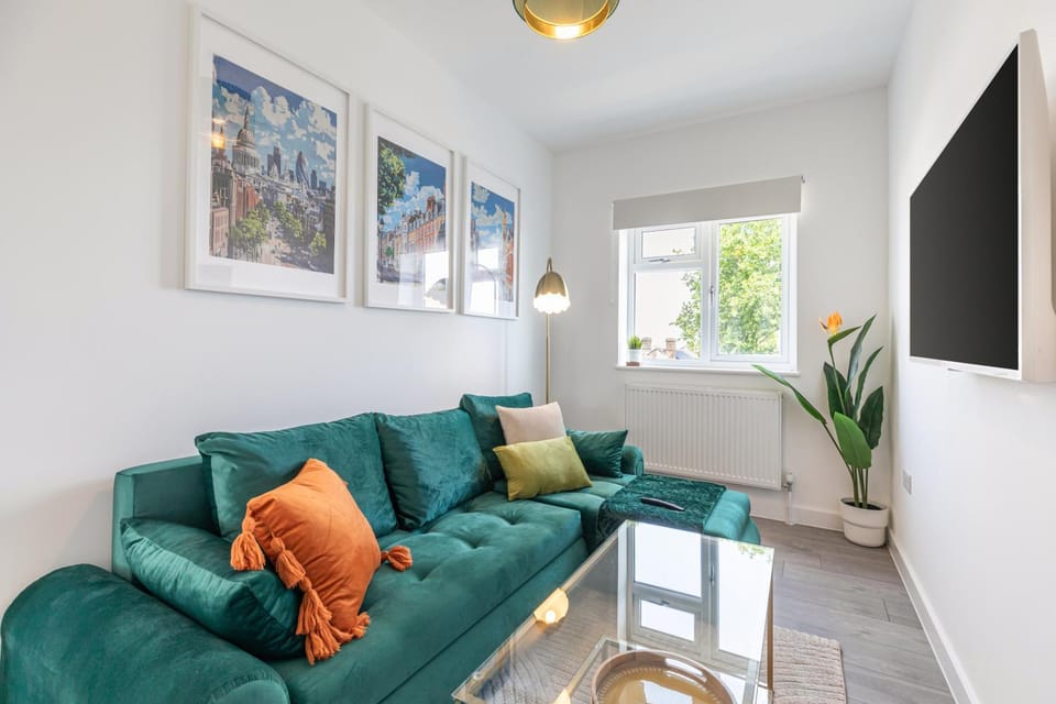 Communal lounge/ TV room, Living room, Seating area, Evening entertainment