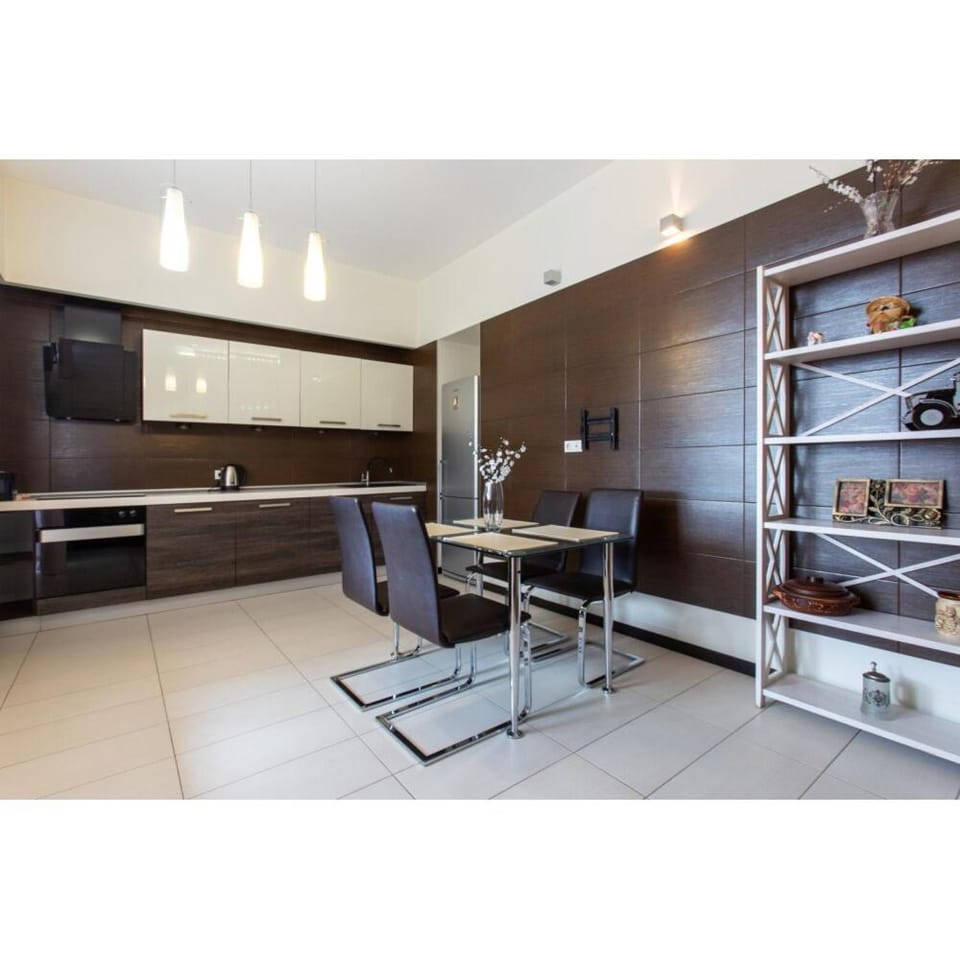 Dining area, oven, stove