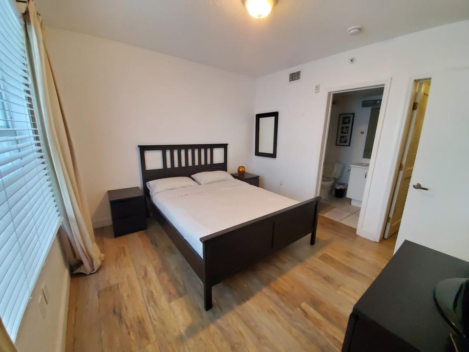 1 Bed on Collins Av close to Beach Apartment in Miami Beach