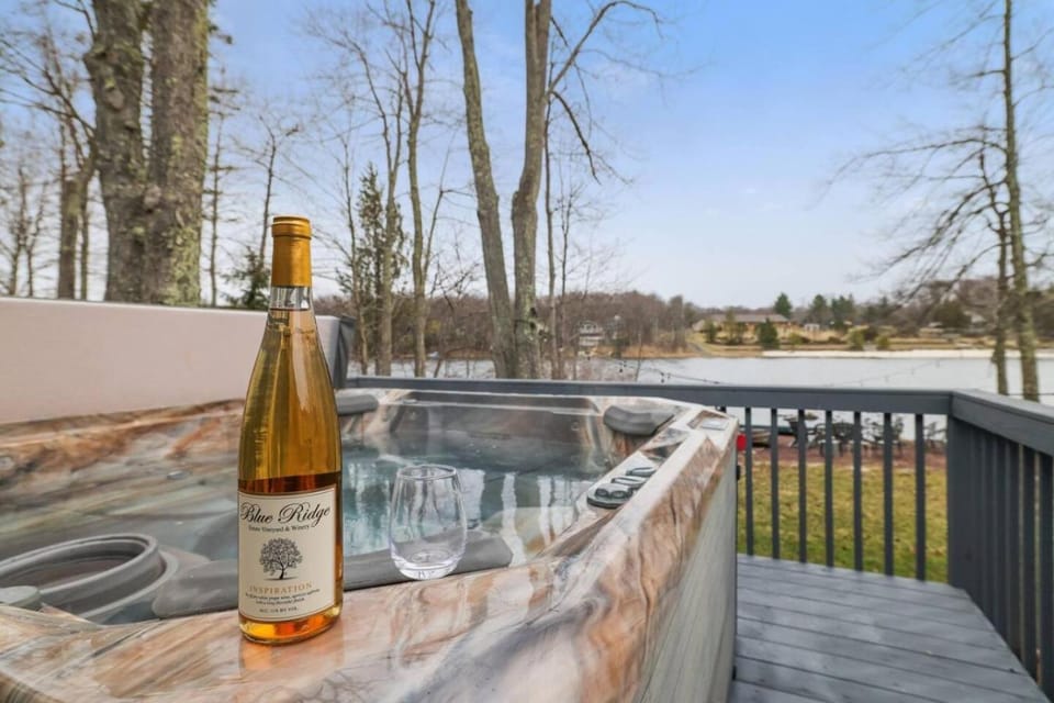 Lakeside Escape Hot Tub Private Dock Ski House in Coolbaugh Township