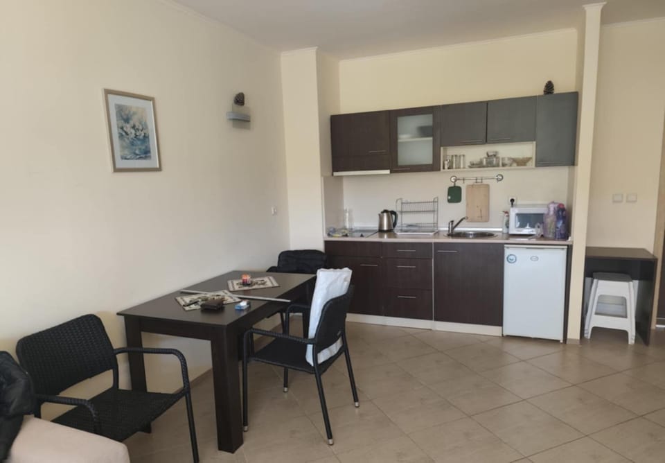 Dining area, kitchen