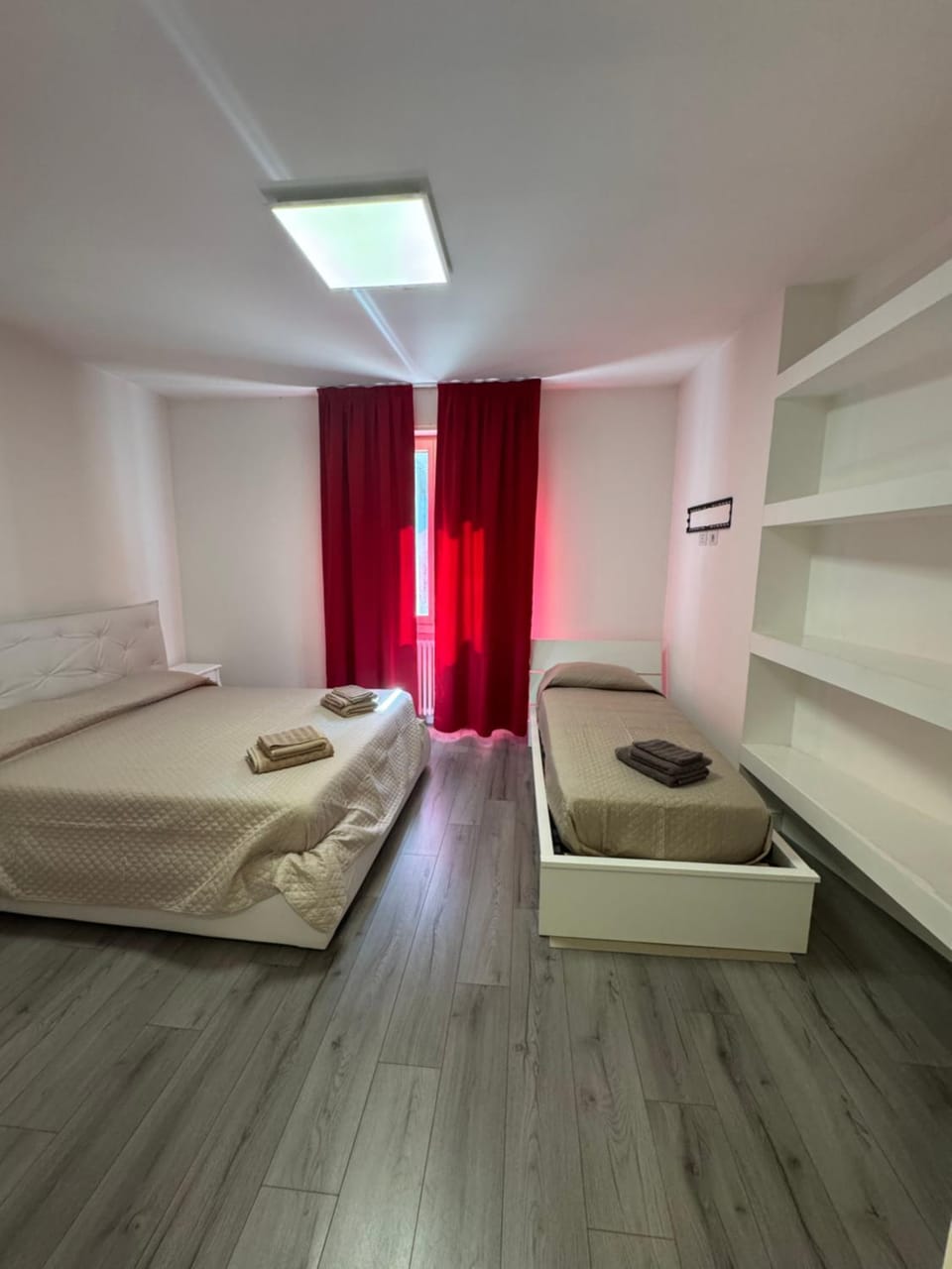 Photo of the whole room, furniture, wedding, air conditioner