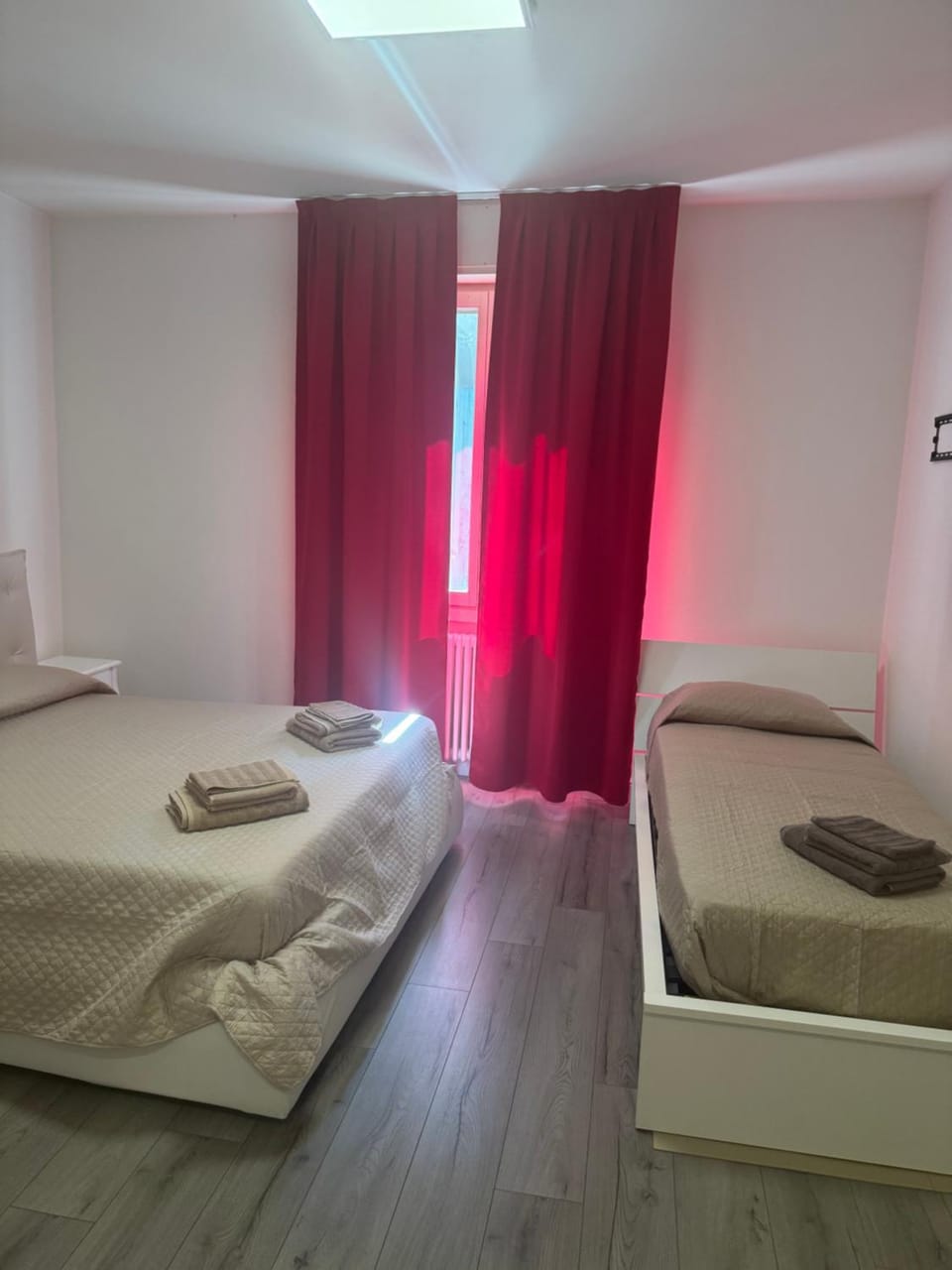 Photo of the whole room, Bedroom, furniture