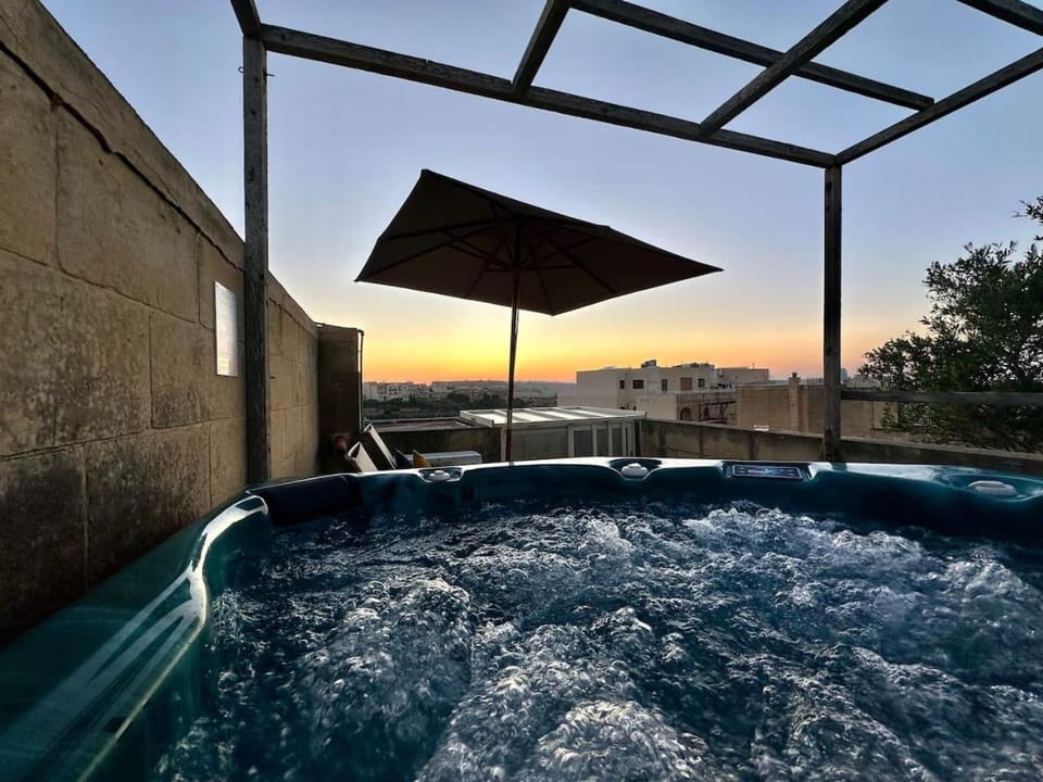 Natural landscape, Hot Tub, Pool view, Sunset