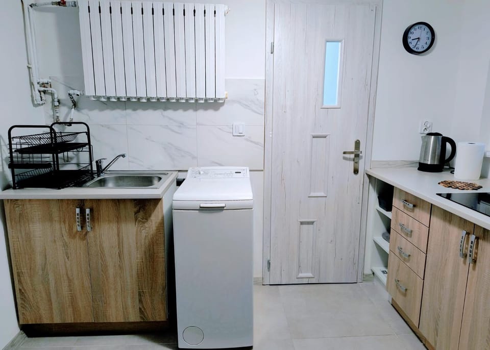Coffee/tea facilities, Kitchen or kitchenette, stove