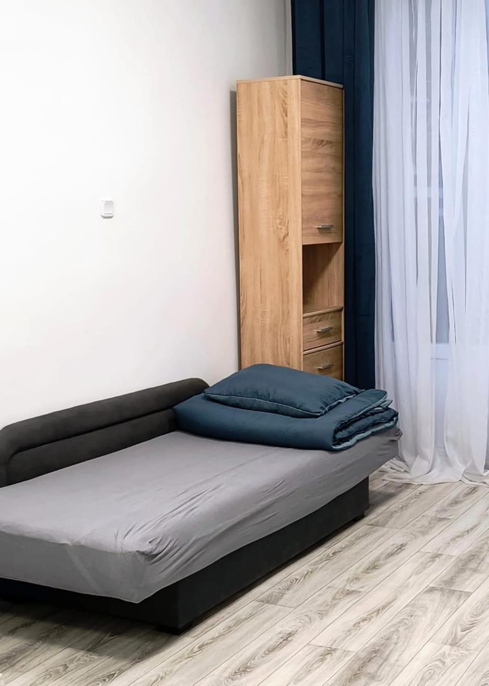 Bed, Seating area, wardrobe