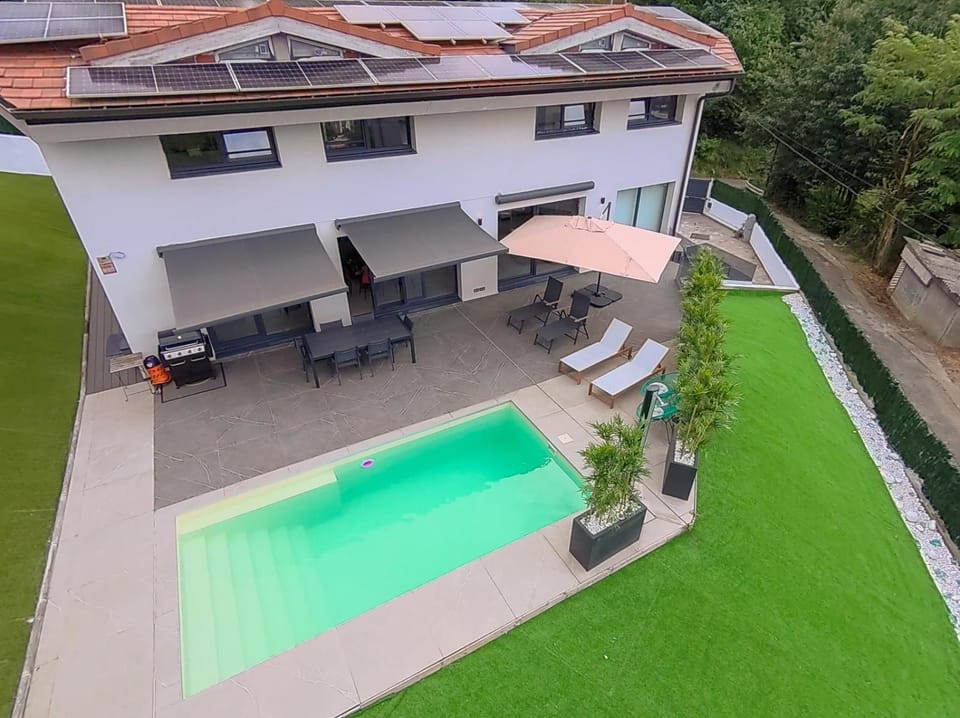 Property building, Garden, Garden view, Swimming pool