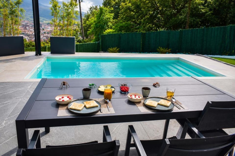 Chalet con piscina climatizada y vistas a Bilbao House in Bilbao