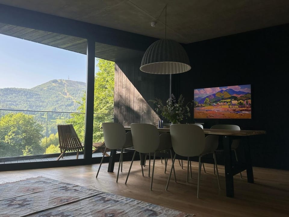 Natural landscape, TV and multimedia, Living room, Seating area, Dining area, Evening entertainment, Mountain view