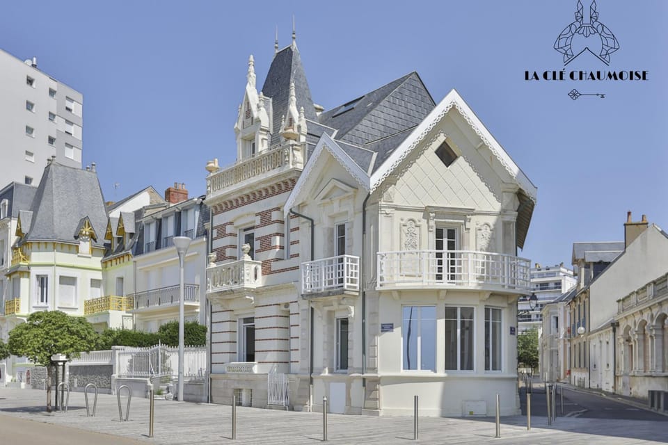Property building, Facade/entrance, Off site