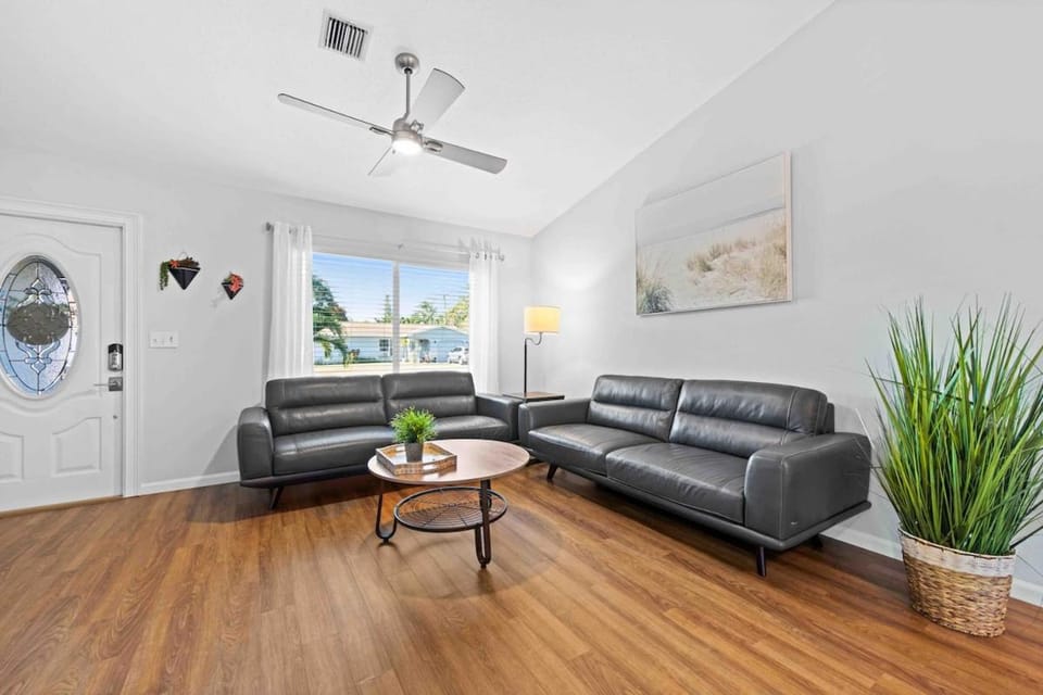 Private retreat sleeps 6 with oversized heated pool! House in South Venice