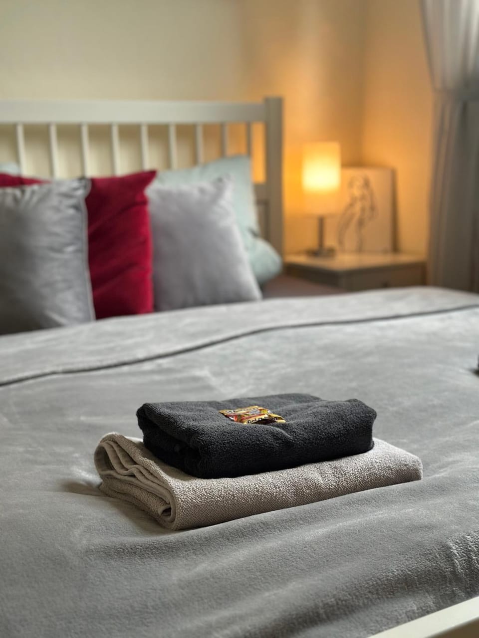 Bed, Bedroom, towels