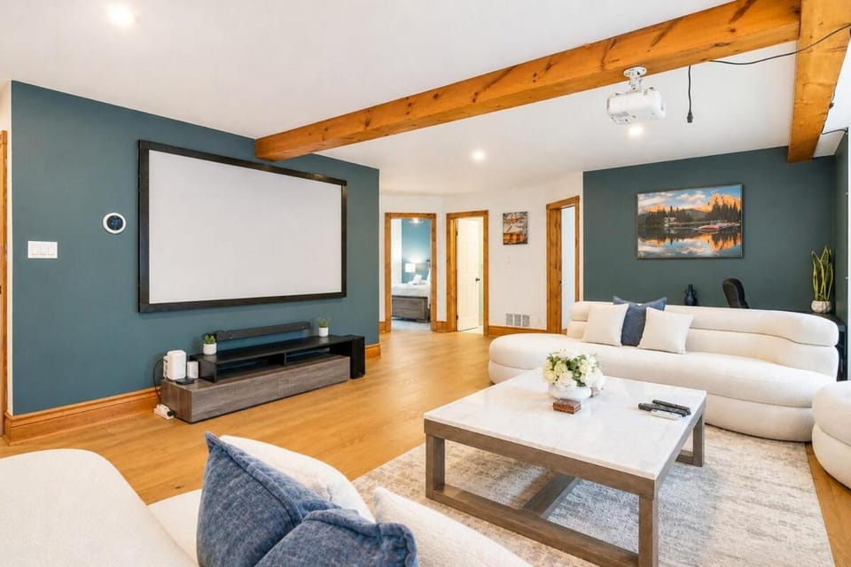 Luxury 10 Bedroom Chalet with Swim Spa Sauna and Cinema Chalet in Grey Highlands