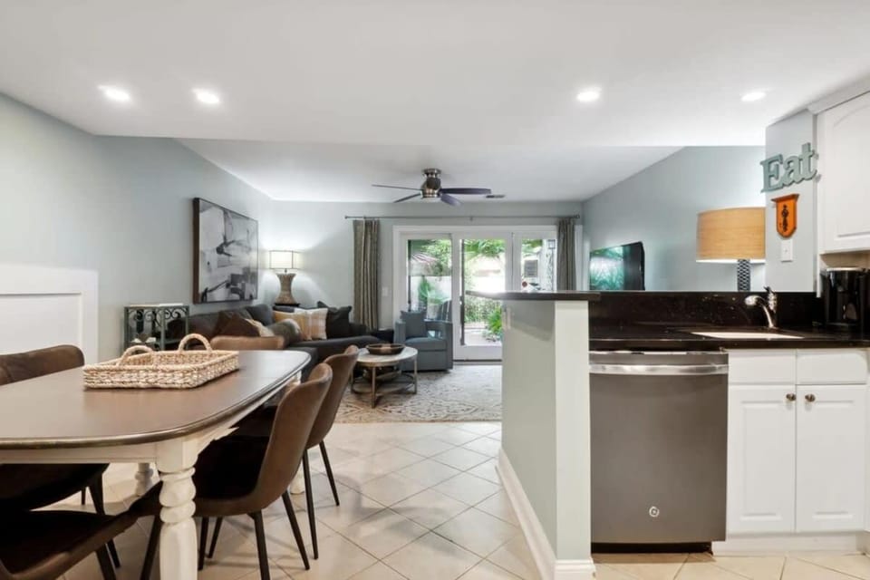 Stylish Beach Retreat Walk to the Sand from Beach Club Villa Villa in South Forest Beach