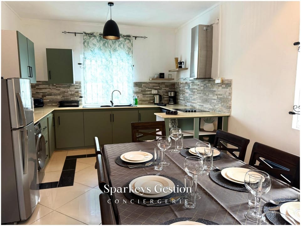 Kitchen or kitchenette, Dining area