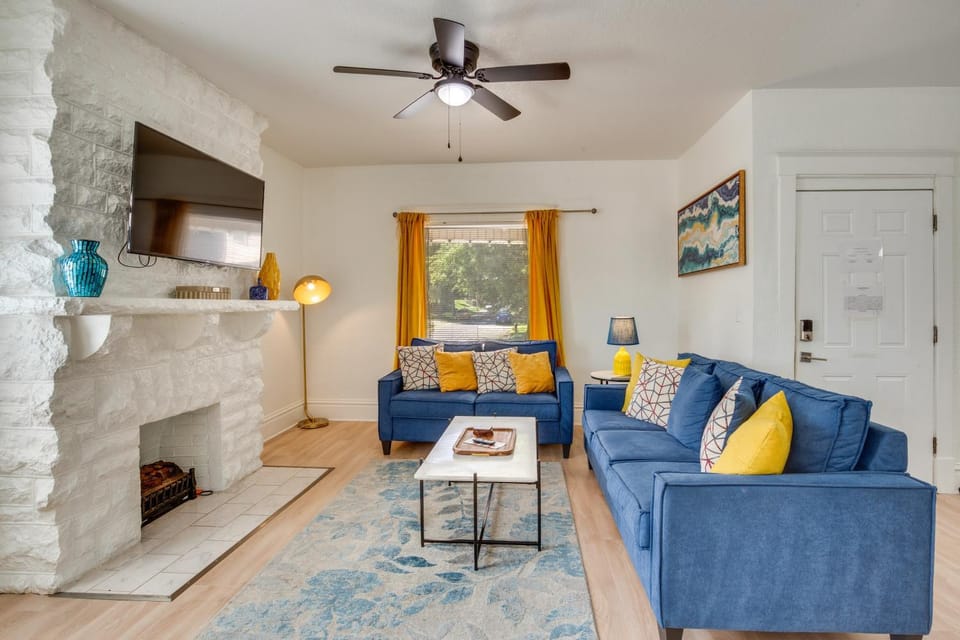 Modern 2BR Kansas City Condo Near Downtown House in Kansas City