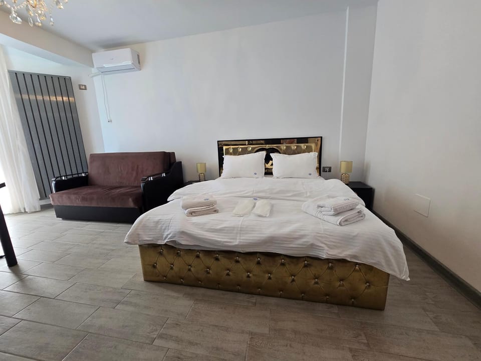 Bed, Living room, Photo of the whole room, Bedroom, towels