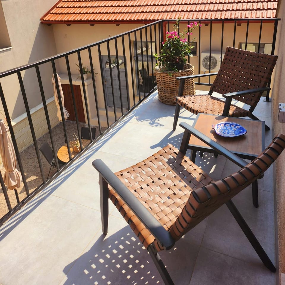 Property building, Patio, Day, Garden, View (from property/room), Balcony/Terrace, Seating area, Dining area