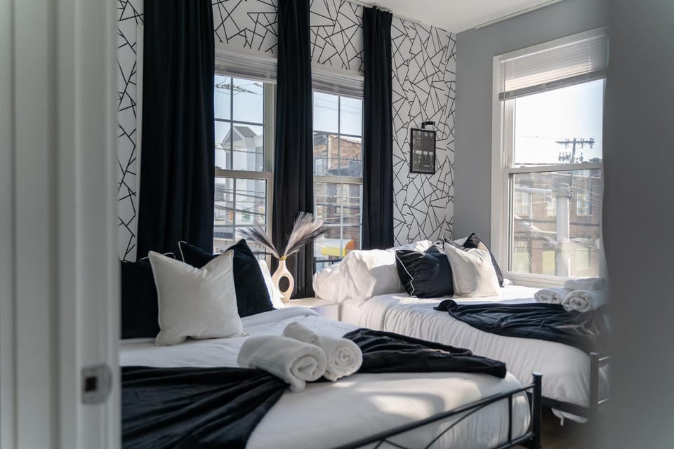 Bed, Bedroom, towels