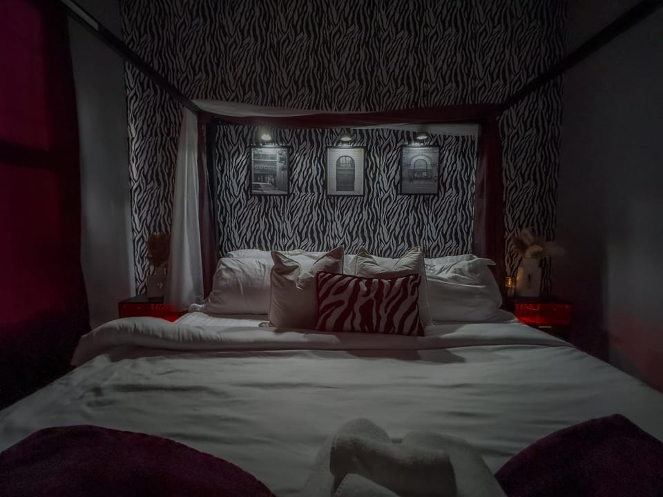 Bed, Bedroom, towels, towels