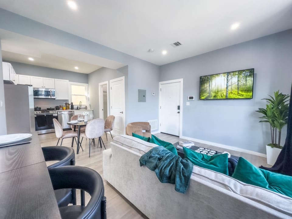 TV and multimedia, Kitchen or kitchenette, Living room, Seating area, Dining area, Dinner, Dinner, oven, stove