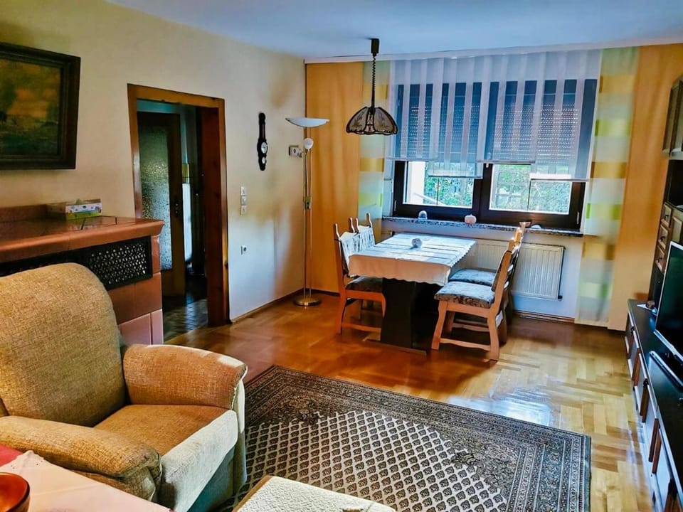 Vogtland-Idyll - Waldhaus im Grünen mit Blick auf Pferdewiesen und in Seenähe House in Plauen