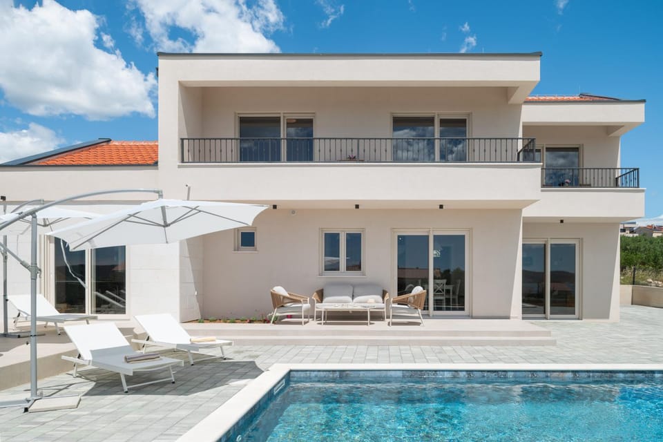Property building, Day, Swimming pool, Swimming pool, sunbed