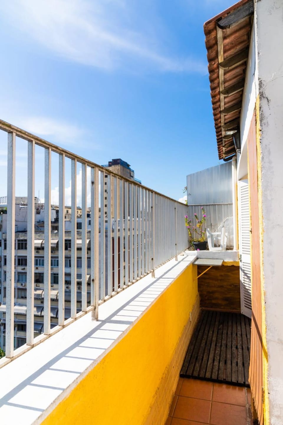 RIO PRAIA COBERTURA FLAT EM COPACABANA COM 2 QUARTOS E VARANDA EM COPACABANA PRAIA Arpoador AO LADO DA PRAIA , POSTO 6 Apartment in Rio de Janeiro