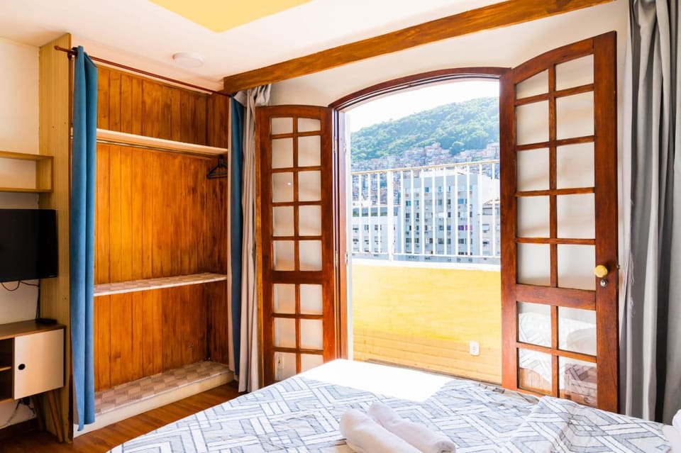 RIO PRAIA COBERTURA FLAT EM COPACABANA COM 2 QUARTOS E VARANDA EM COPACABANA PRAIA Arpoador AO LADO DA PRAIA , POSTO 6 Apartment in Rio de Janeiro