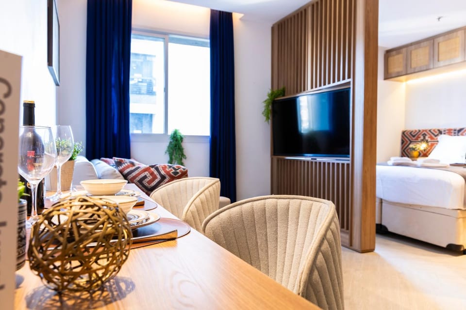 Bed, TV and multimedia, Living room, Photo of the whole room, Seating area, Bedroom