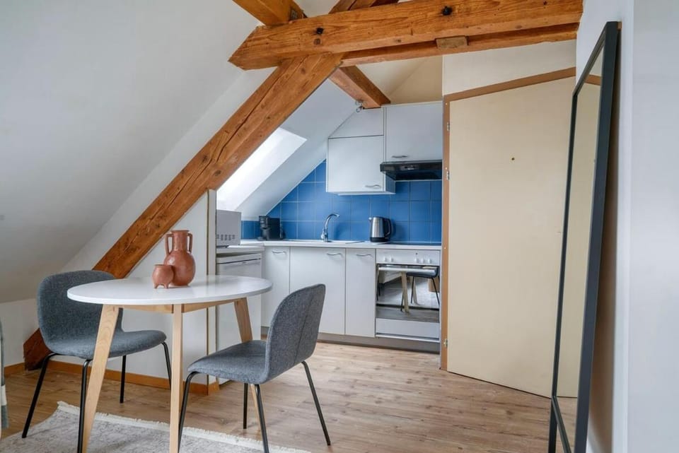 Kitchen or kitchenette, Seating area