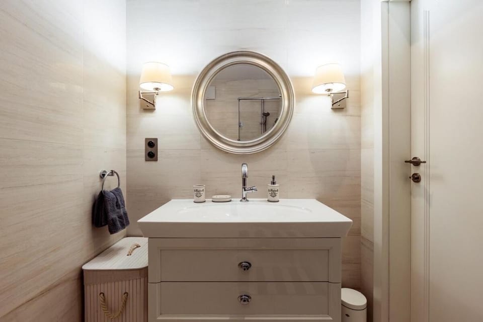 Bathroom, hair dryier, towels