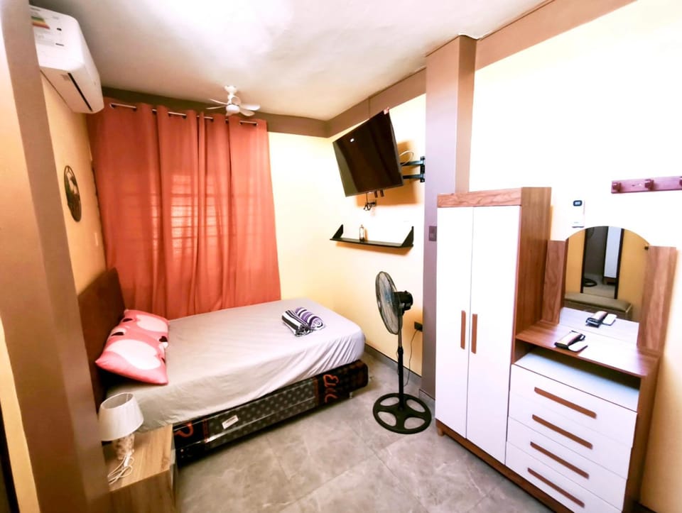 Bed, TV and multimedia, Bedroom