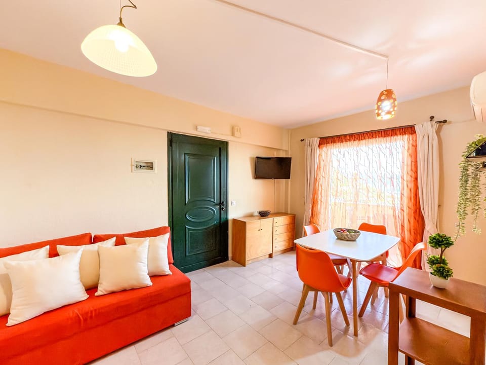 TV and multimedia, Living room, Photo of the whole room, Seating area, Dining area