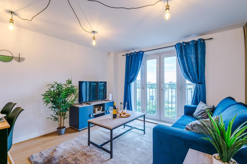 Communal lounge/ TV room, TV and multimedia, Living room, Seating area, Evening entertainment